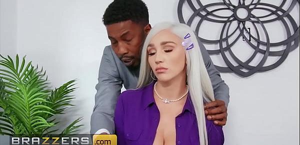 trends(Kendra Sunderland) Gets A Foot Massage A Big Black Cock By Her Colleague (Isiah Maxwell) - Brazzers